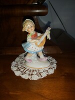 Antik német porcelán figura – Mandolinozó kislány (11 cm, kézzel festett)