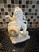 Régi címert tartó fehér oroszlán porcelán szobor.