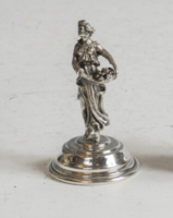 Ezüst miniatűr gyümölcsszedő lány
