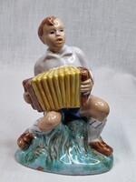 Régi harmonikás kisfiú mázas kerámia figura szép állapotban 14 cm magas
