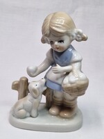 Jelzett porcelán kislány kutyával figura hibátlan állapotban 11,5 cm magas
