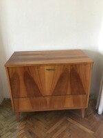 Art deco jellegű, jó állapotú ágyneműtartó szekrény