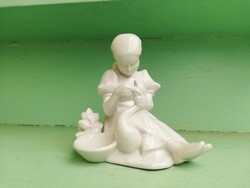 Régi zsolnay porcelán figura fehér porcelán libát tömő lány régi porcelán figura pajzsos zsolnay