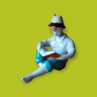 Hollóházi porcelán „Olvasó fiú” figura – retro, kézzel festett