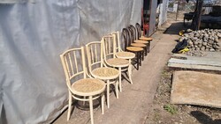Thonet székek, 6 db, 2 fehér pálcás, négy barna, nádfonatos eladó. tonet, tonett, thonett