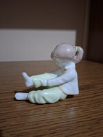Aquincum öltözködő,  nadrágot húzó porcelán lány, kislány. Hibátlan. Jelzett