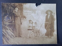 1914-es családi kertfotó – elegáns hölgyek gyermekekkel és korabeli babakocsival, Edward-kori divat