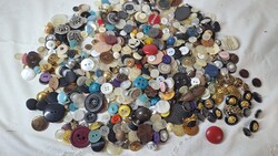 Vintage vegyes gomb csomag 300 -400 darab , 559 gramm  9.