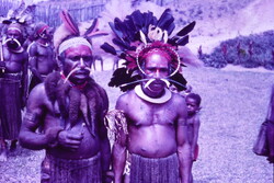 DIA! Pápua Új-Guinea hegyvidéki törzsi ünnepség – Hagyományos tollas fejdíszek és vaddisznóagyar
