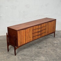 Felújított sideboard teak századközepi retro tálalószekrény