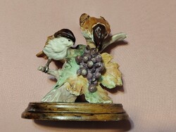 Szőlőt csipegető madárpárt ábrázoló, finom, festett porcelánból készült szobor