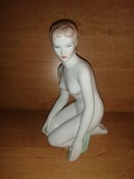 Aquincumi porcelán térdepelő női akt