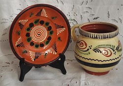 Karcagi népi kerámia falitányér és agyagipari köcsög – vintage magyar kerámia pár