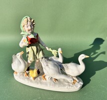Régi nagyméretű GDR német porcelán nosztalgikus figura kislány ludakkal csibével vidéki hangulat