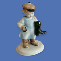 Metzler & Ortloff porcelán cipészinas figura – antik német porcelán szobor