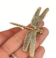 Tömör, öntött réz szitakötő figura