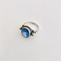 Ezüstgyűrű a Barta műhelyből kék kővel és cirkonokkal, fémjellel, mesterjellel, 52-es