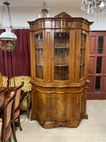 Elegáns vitrines tálalószekrény