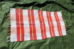 Rusztikus piros-fehér rongyszőnyeg – Vintage hangulat