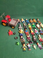 Sok PLAYMOBIL figura és traktor