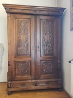 Neoreneszánsz / ónémet stílusú faragott ruhásszekrény pár