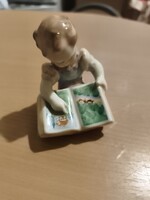 Herendi mese könyvet tartó kislány(sérült)