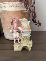 Antik német barokk, rokokó stílusú, részlet gazdag lepke gyűjtő kisfiú porcelán nipp / váza / szobor