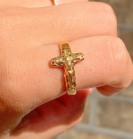 GOLD FILLED FESZÜLETES 18 KARÁTOS ARANY SZÍNŰ ÓVATOSAN ÁLLÍTHATÓ SZÉP GYŰRŰ.