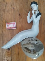 Keleti porcelán zenész lány