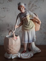 Biszkvit porcelán vízhordó lány