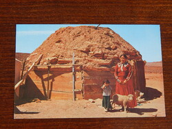 Képeslap - USA - Navajo indiánok hagyományos lakhely mellett