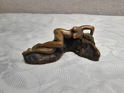 Gyönyörű jelzett bronz női akt szobor