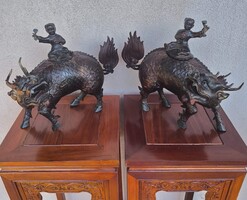 Kivételes, kínai bronz füstölő tartó szobor pár.