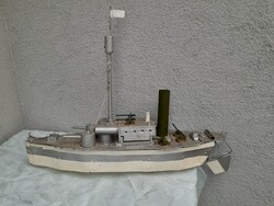 Vélhetően házilag épített hajó makett vagy modell elektromos