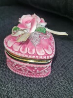 Romantikus szív alakú vintage ékszertartó doboz – Rózsás bonbonier (7x9 cm - Hibás)