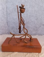 Retro stilizált réz drót vadász és kutyája, fa talapzaton, 11,5 cm magas