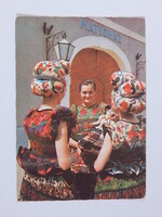 Képeslap 1978. Mezőkövesd, népviseletben a Matyóház előtt