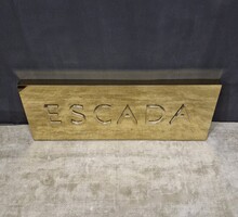 Escada luxus ruházati design üzlet kirakati táblája, arany