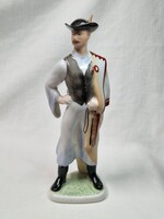 Kézi festésű nagy méretű Aquincumi csikós legény porcelán figura hibátlan állapotban 27 cm. magas