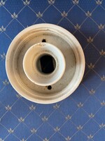 Fehér porcelán lámpa foglalat. Belső élén nagyon kicsi csorbulás.Ez nem befolyásolja a használatot.