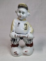Kézi festésű Stipo Dorohoi sapkás fiú porcelán figura hibátlan állapotban 13,5 cm. magas