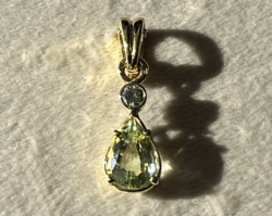 18kt arany medál 0,25 ct brill és hatalmas zöld citrin 3,5gr