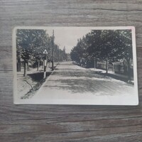 Balatonszemes-Fürdő Fő utca fekete-fehér képeslap 1970-es évekből bélyeggel, nem használt
