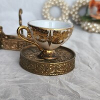 Vintage, dúsan aranyozott porcelán mokkáscsésze: barokk mintás gyűjtői miniatűr