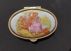 Barokk stilusú, fém doboz,gyógyszeres szelence,ékszertartó doboz /A porcelán tetőn zsáner jelenet,
