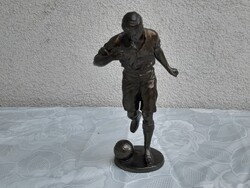 Aprólékosan kidolgozott bronz focis fiú