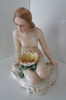 Antik Ens-lány tavirózsával kedves kis porcelán szobor.