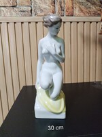 Hollóházi „Tavaszi szél” porcelán térdeplő női akt szobor (30 cm) – Oláh Sándor
