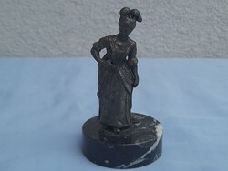 Ón úri hölgy szobor