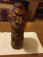 "Tiki" jelzett faszobor